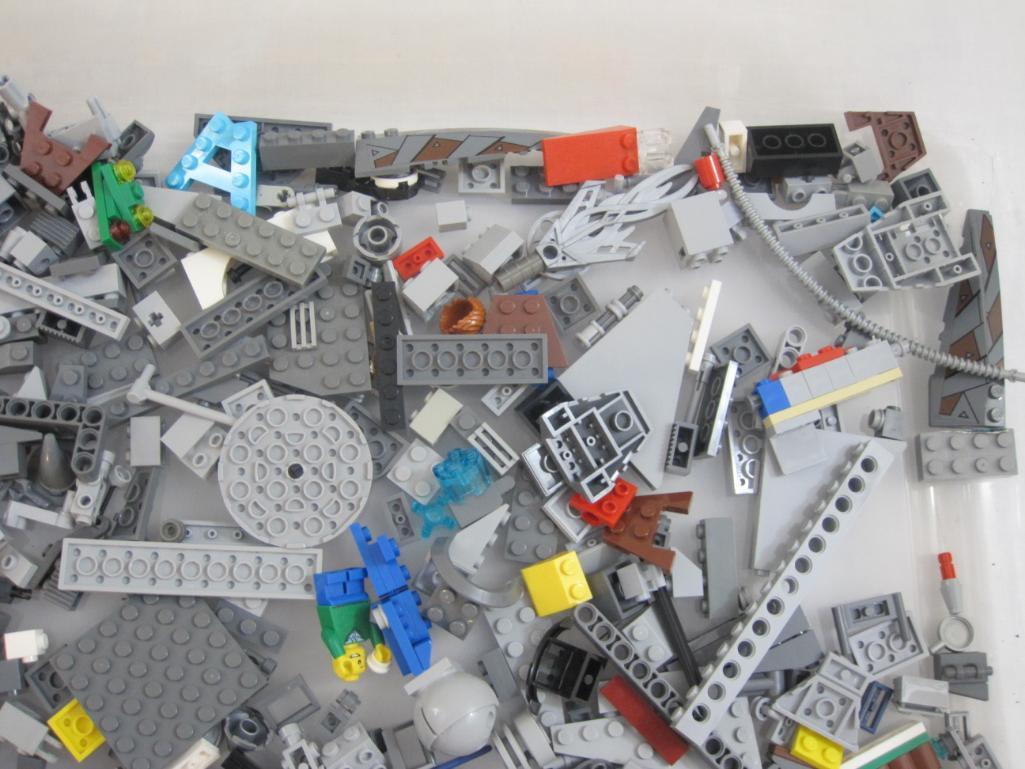 Approx 2 Pounds of Assorted Lego Pieces, see pictures