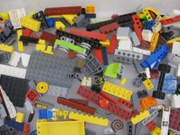 Approx 2 Pounds of Assorted Lego Pieces, see pictures