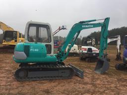 KOMATSU PC40 EXCAVATOR. S/N 25569. ENCLOSED CAB, A/C. AUX HYDRAULICS. PUSH BLADE, SMOOTH EDGE