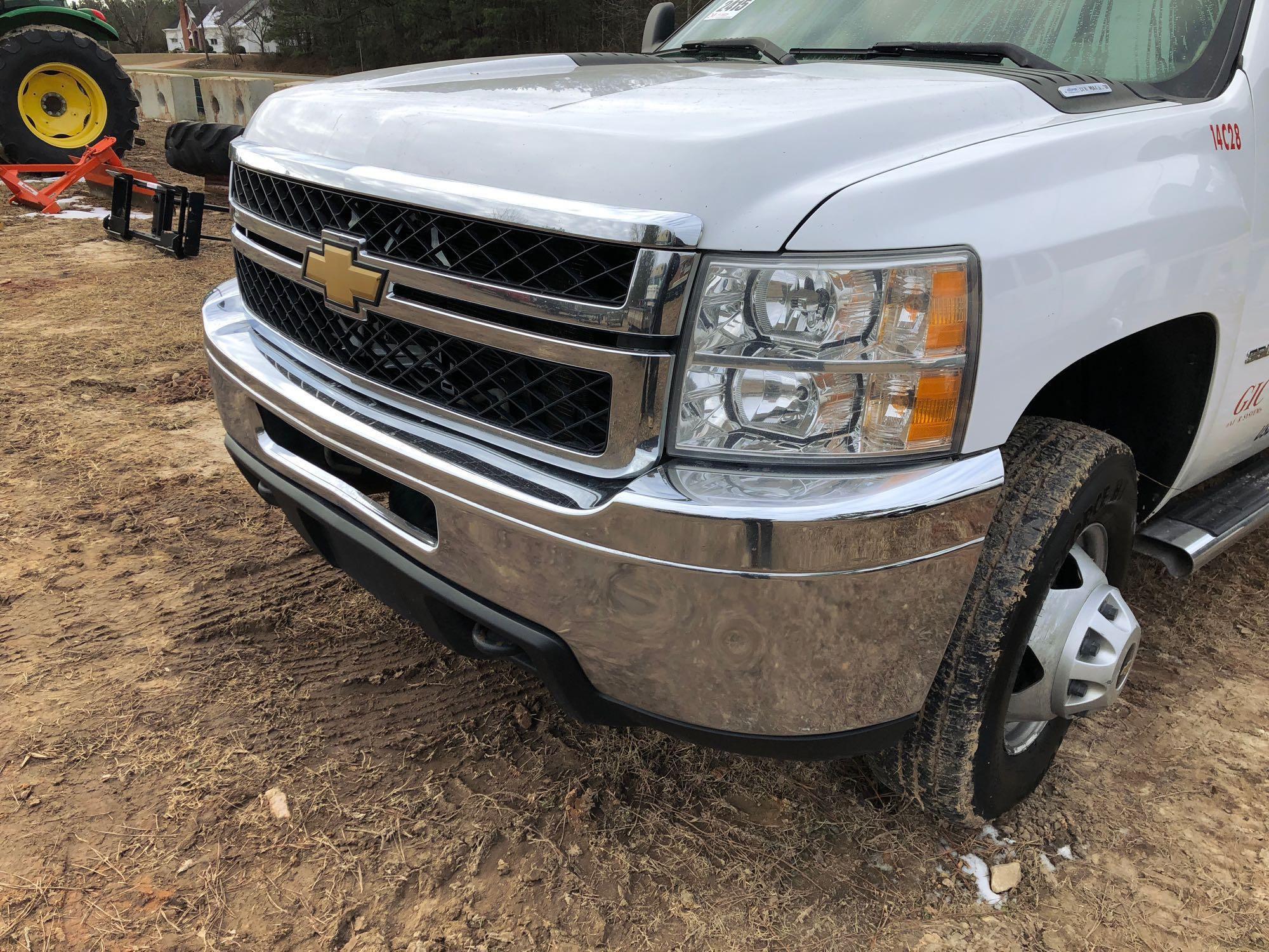 2011 CHEVY 3500HD FLATBED DUALLY, VIN: 1GB4KZC17BF235859, CREW CAB, 4WD, TOOL BOXES, GOOSENECK