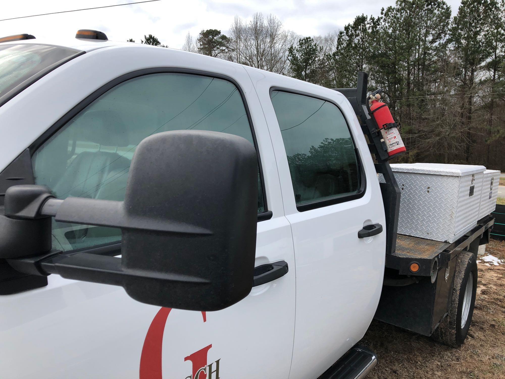 2011 CHEVY 3500HD FLATBED DUALLY, VIN: 1GB4KZC17BF235859, CREW CAB, 4WD, TOOL BOXES, GOOSENECK