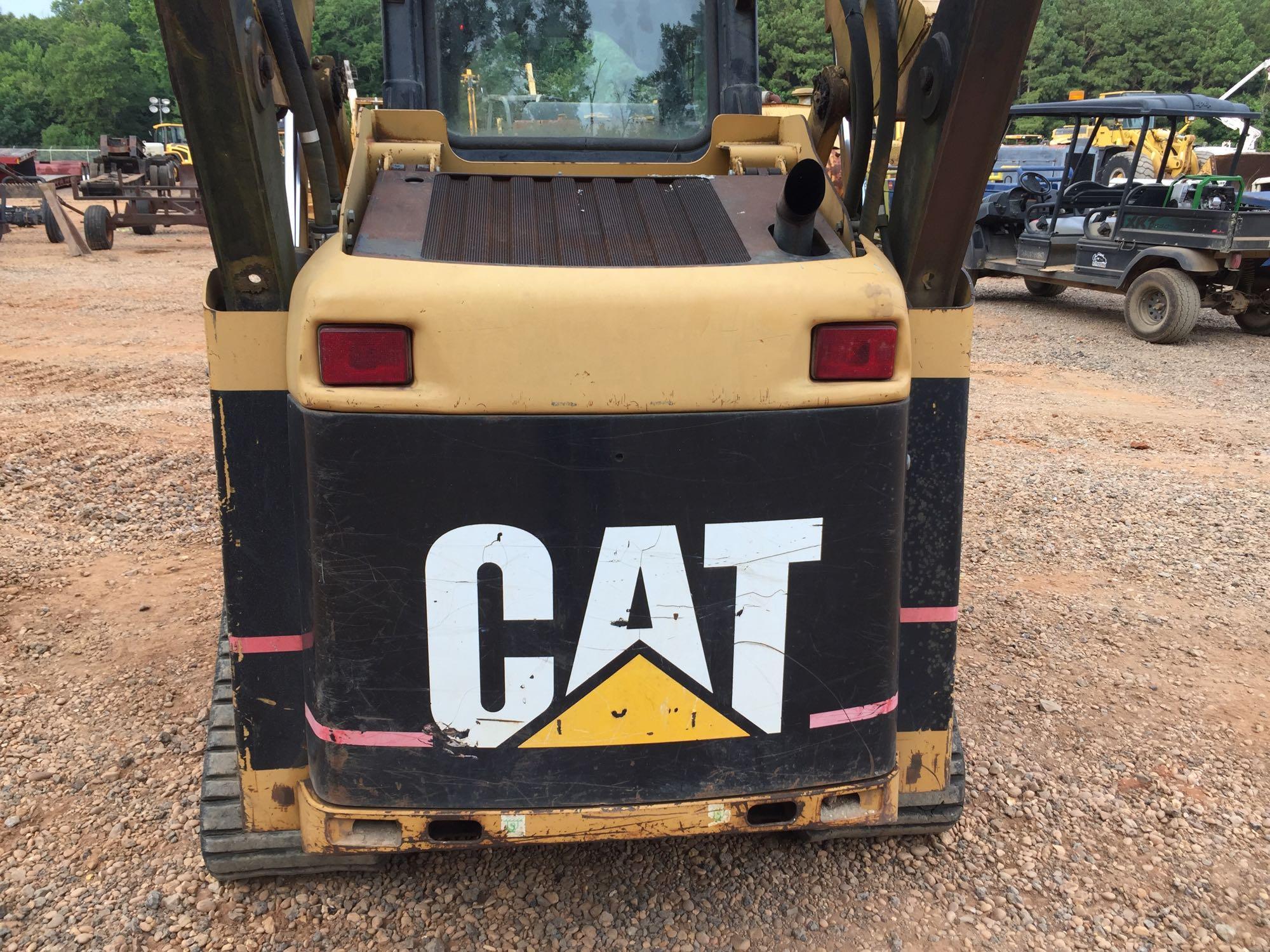 2005 CAT 257B RUBBER TRACK SKID STEER, SN: CAT0257BKSLK02319, CAT 72 INCH BUCKET WITH SMOOTH BOLT ON