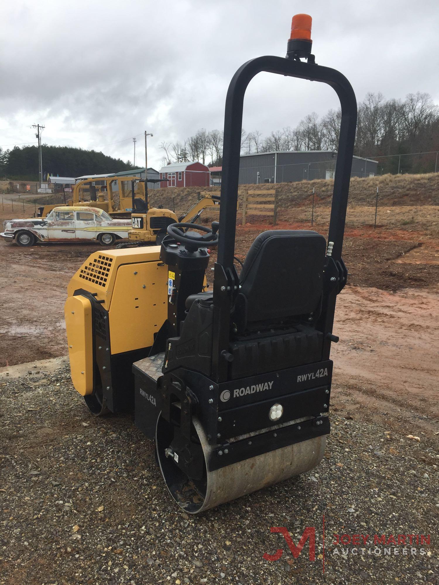 NEW ROADWAY VIBRATORY ROLLER