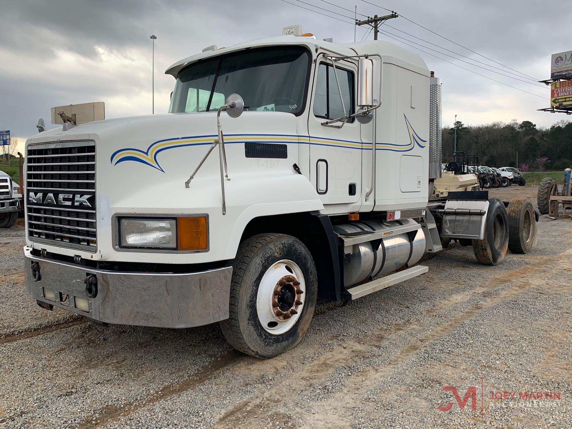 2000 MACK CH613 CONVENTIONAL TRUCK WITH SLEEPER