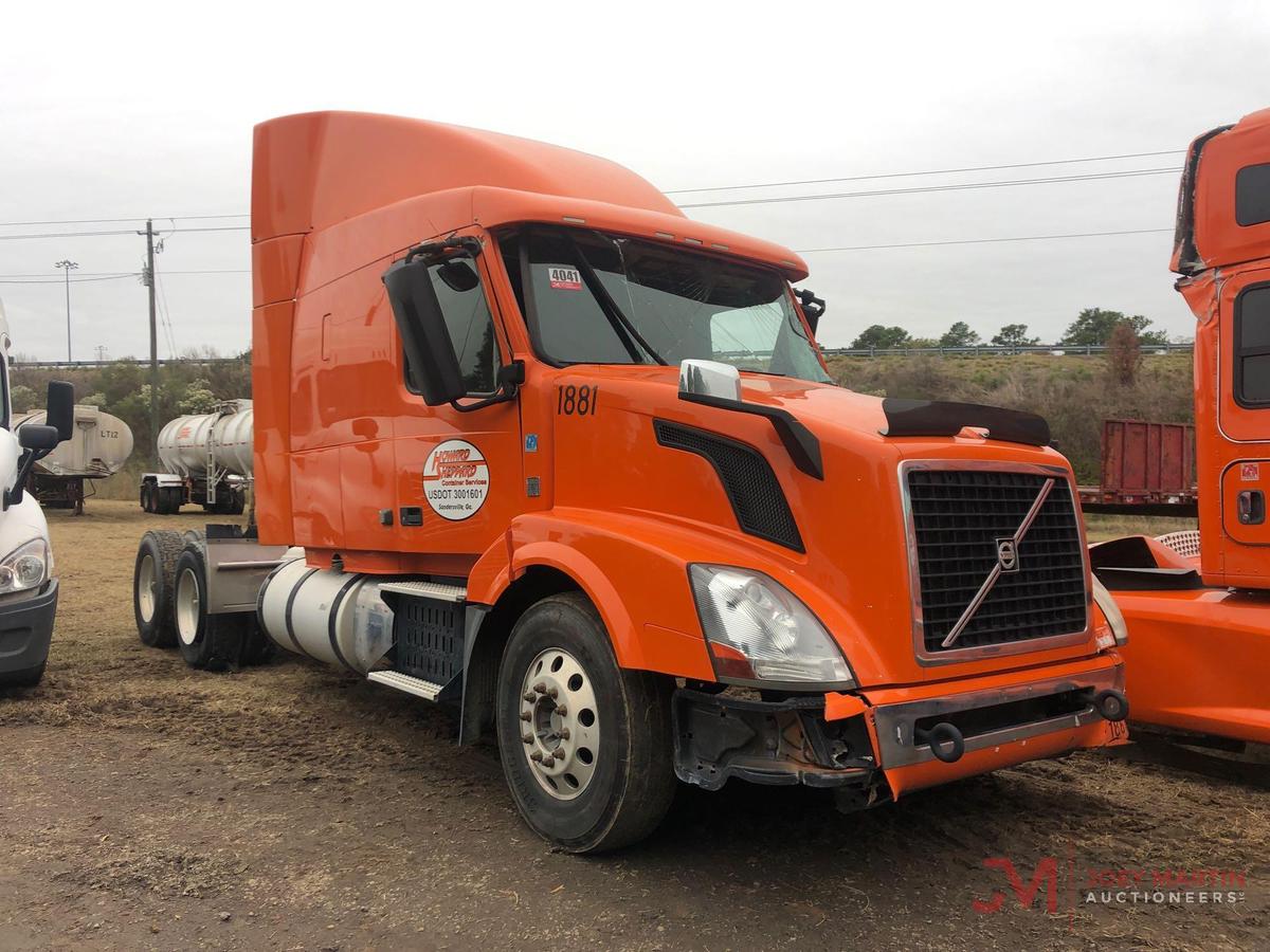 2015 VOLVO D13 SLEEPER TRUCK