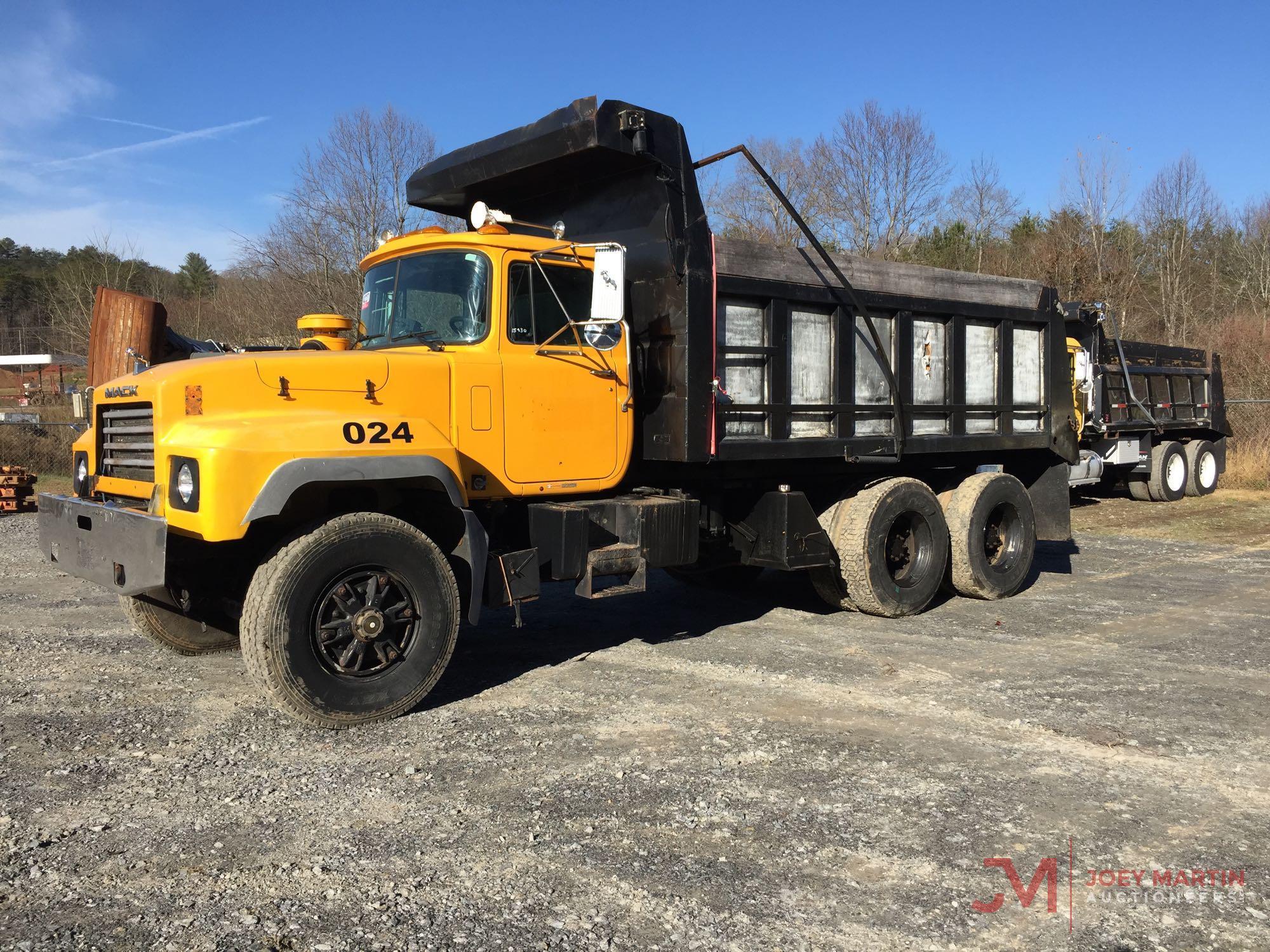 2003 MACK RD688S T/A DUMP TRUCK