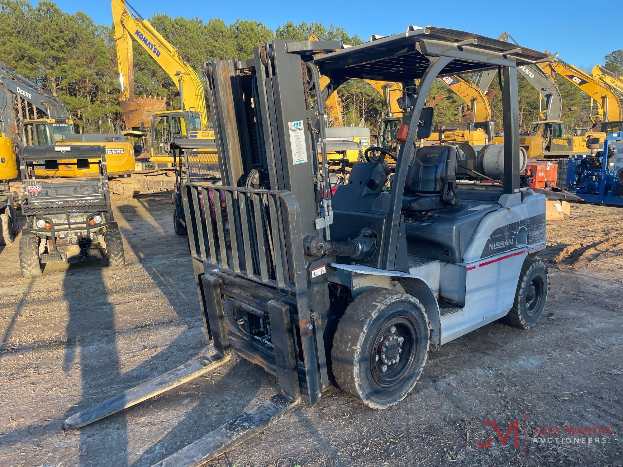 NISSAN 80 STRAIGHT MAST FORKLIFT