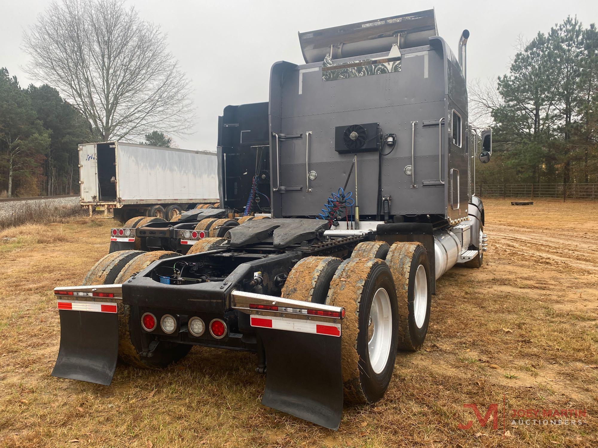 2007 PETERBILT 386 SLEEPER TRUCK