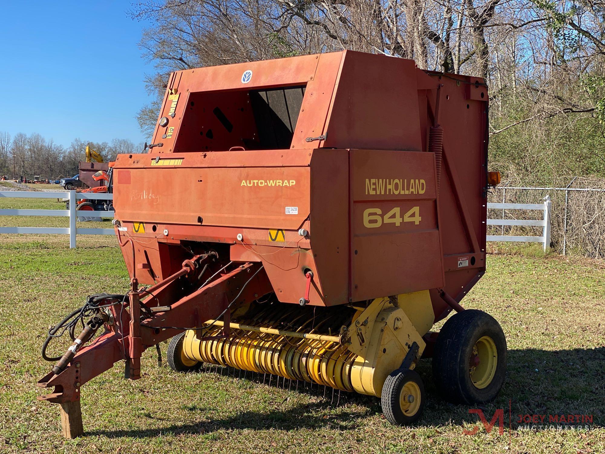 NEW HOLLAND 644 ROUND BALER