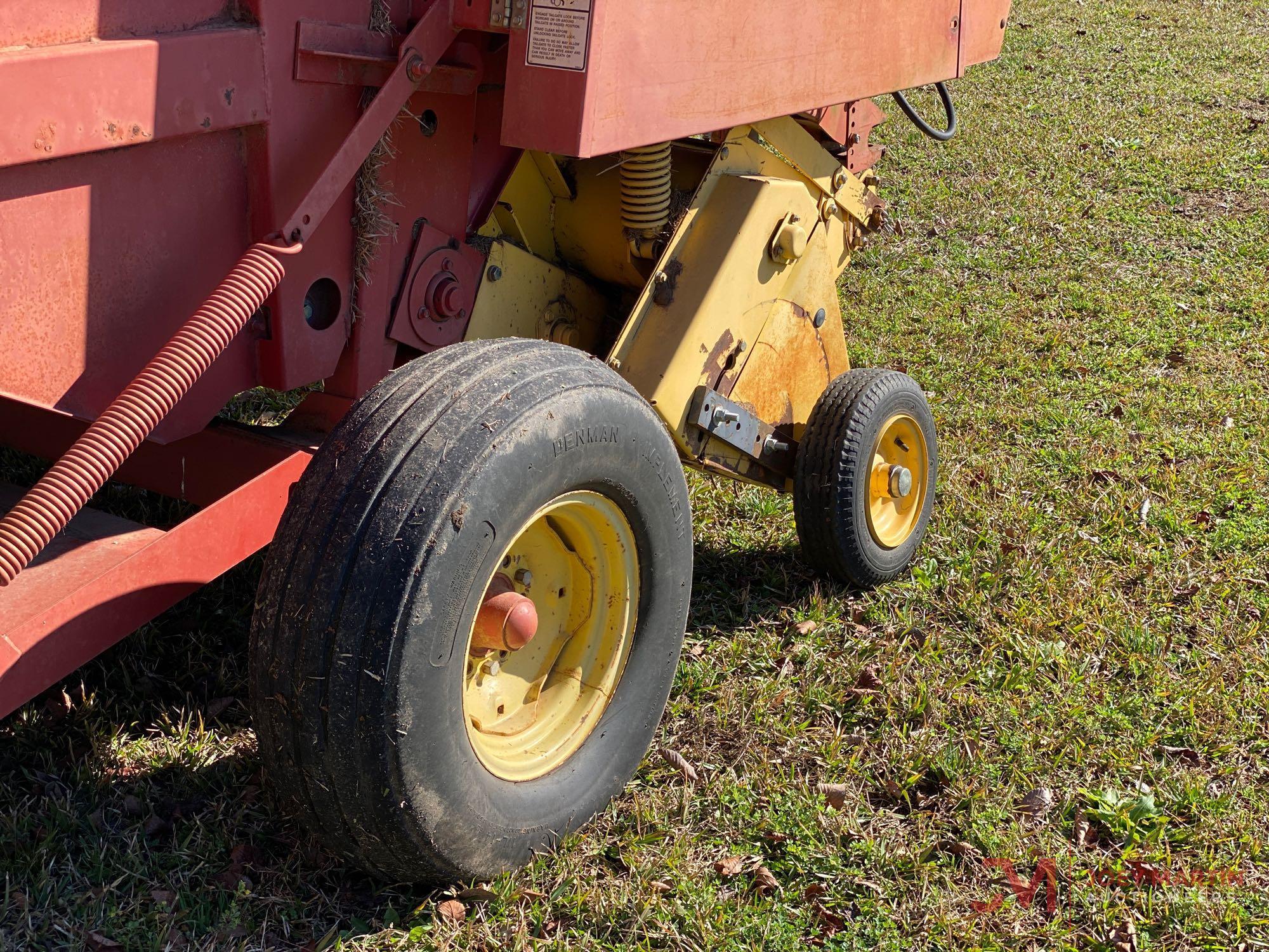 NEW HOLLAND 644 ROUND BALER