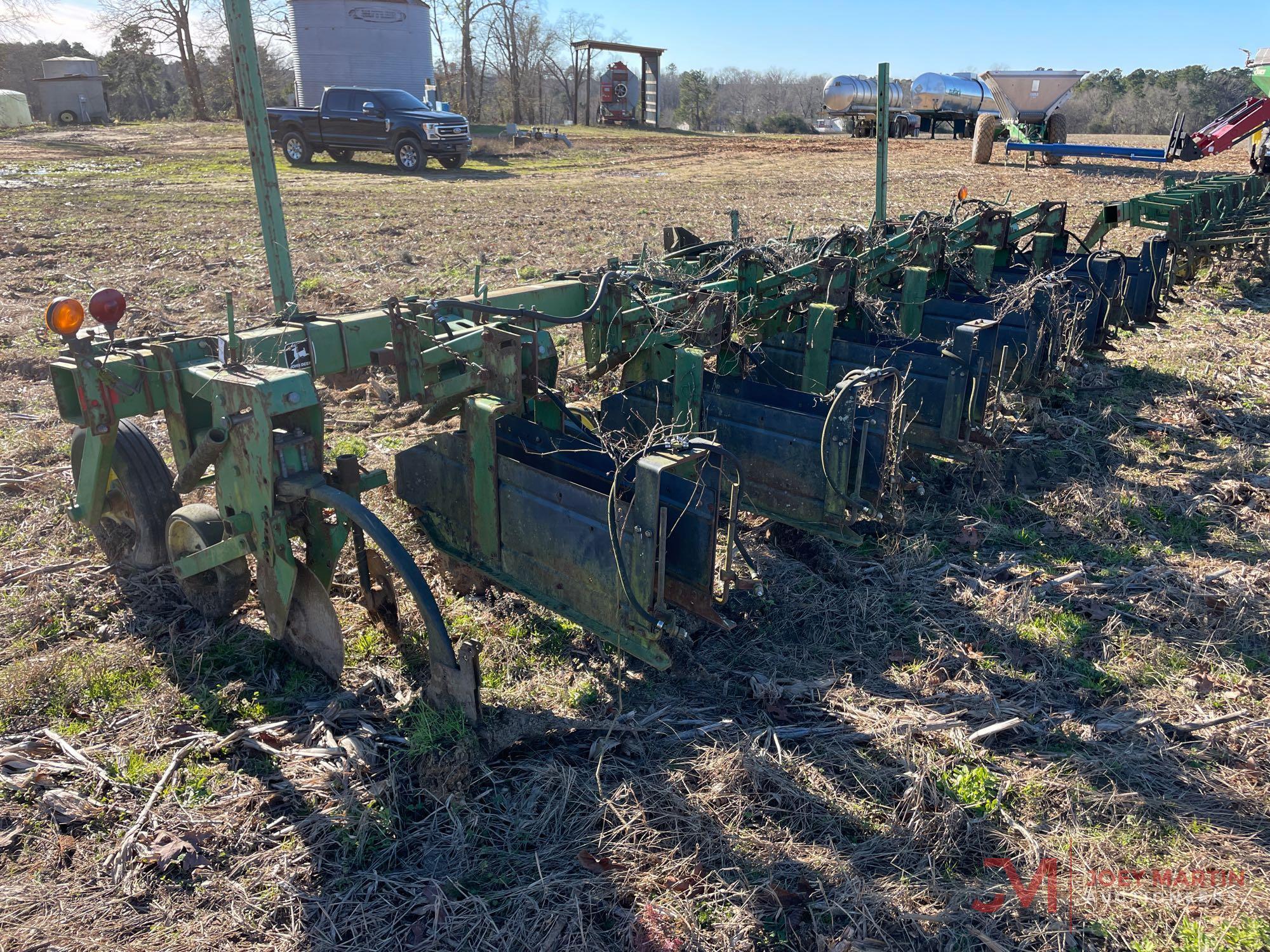 JOHN DEERE 886 CULTIVATOR