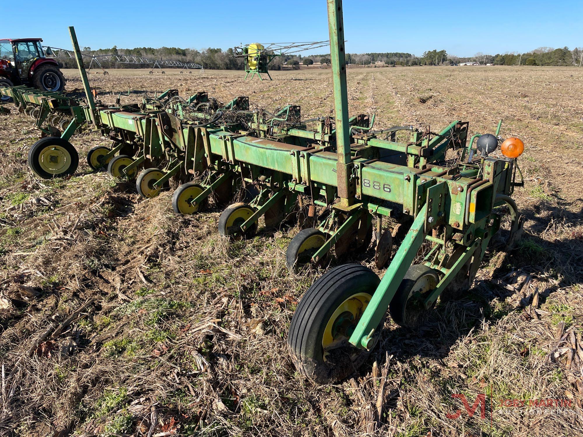 JOHN DEERE 886 CULTIVATOR