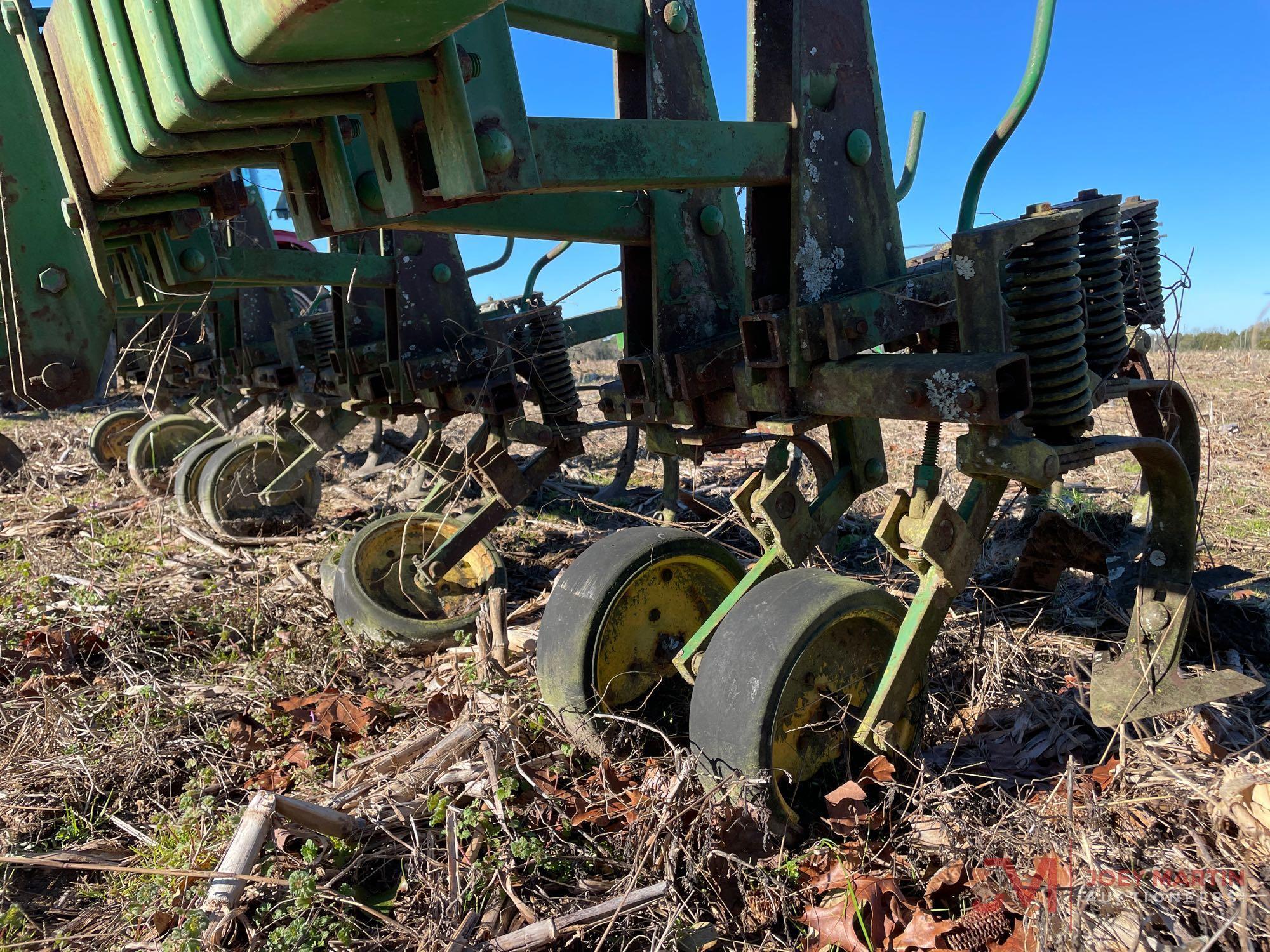 JOHN DEERE 825 CULTIVATOR