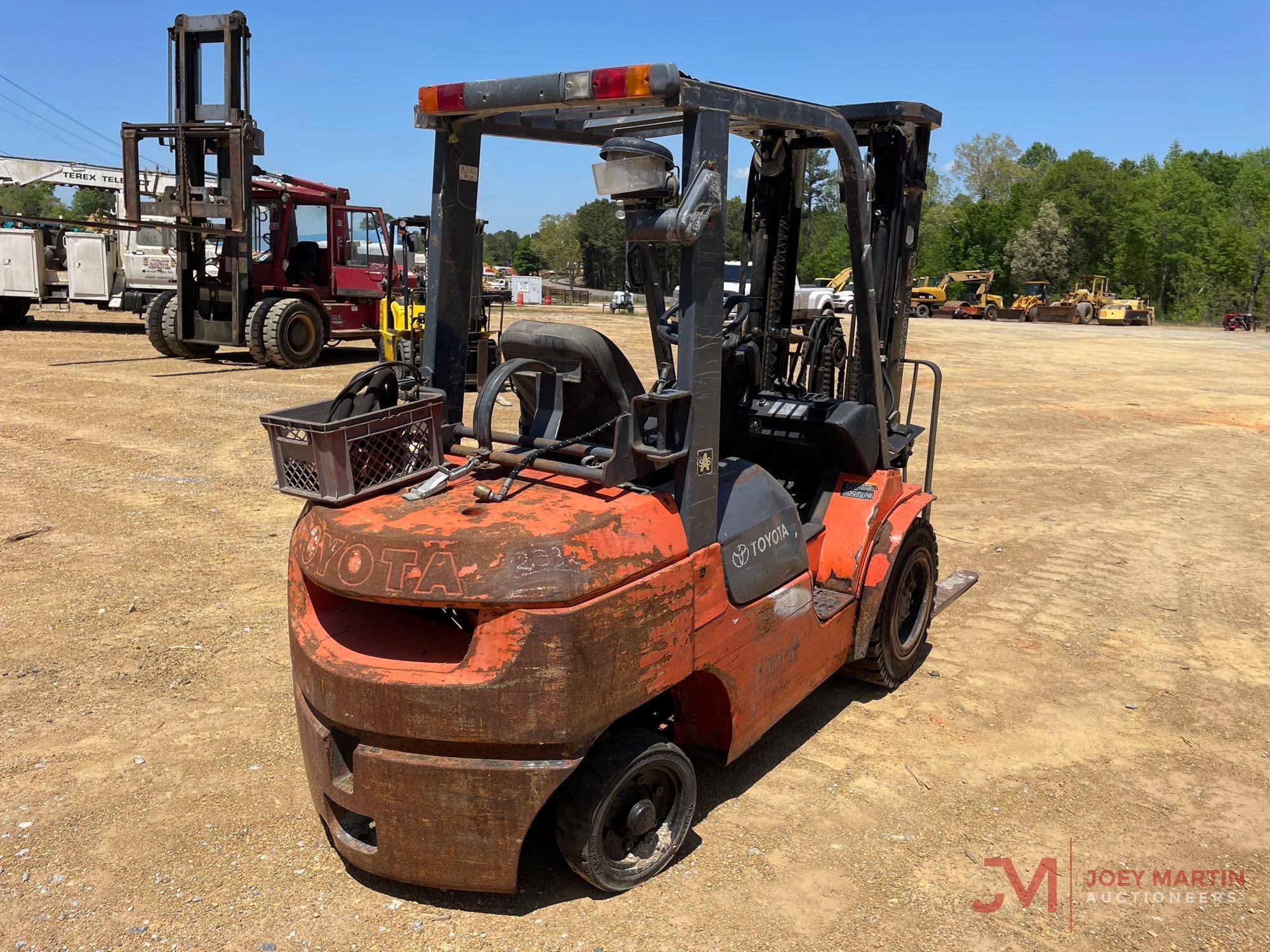 TOYOTA 7FGU30 STRAIGHT MAST...FORKLIFT