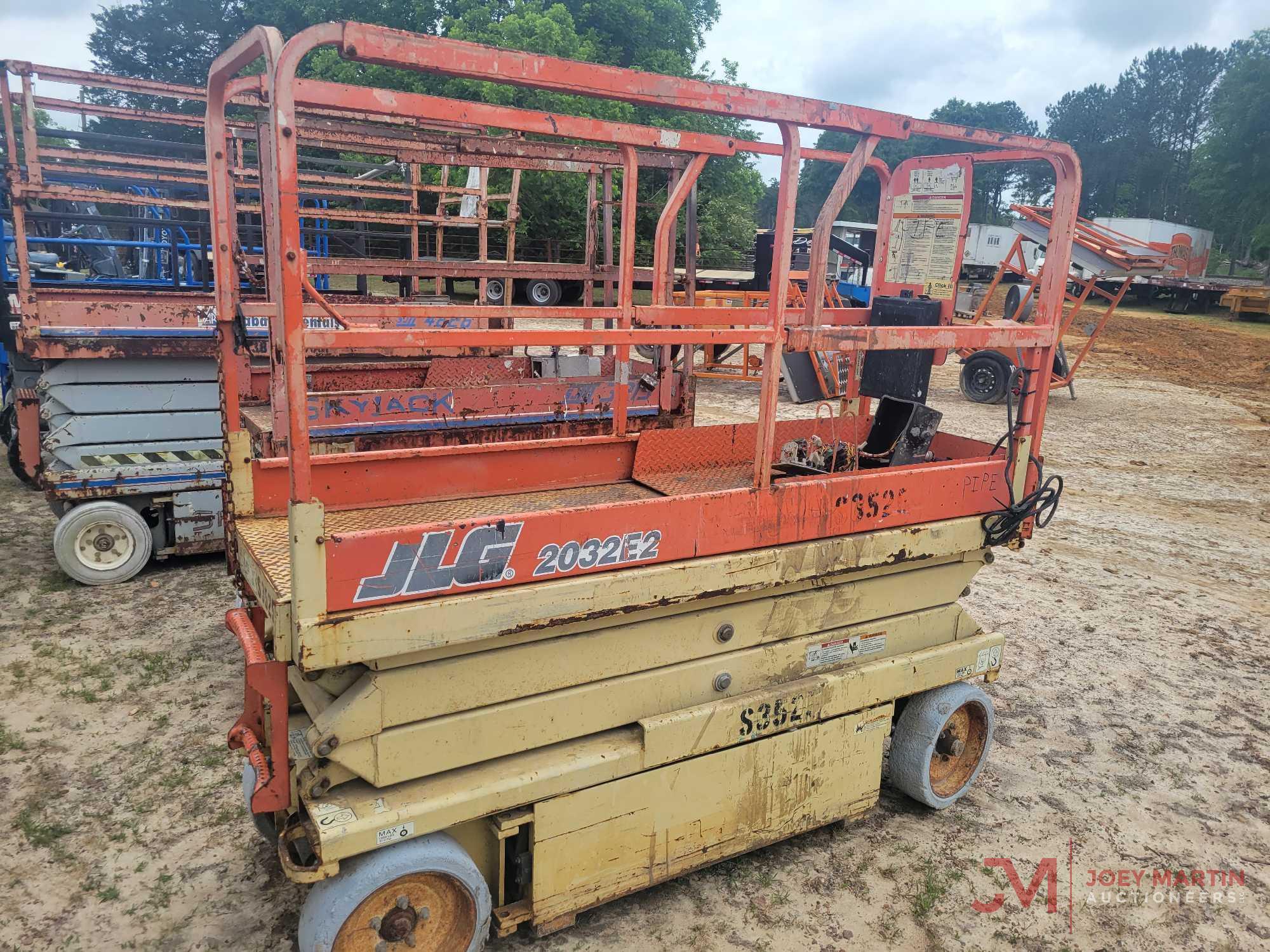 JLG SCISSOR LIFT