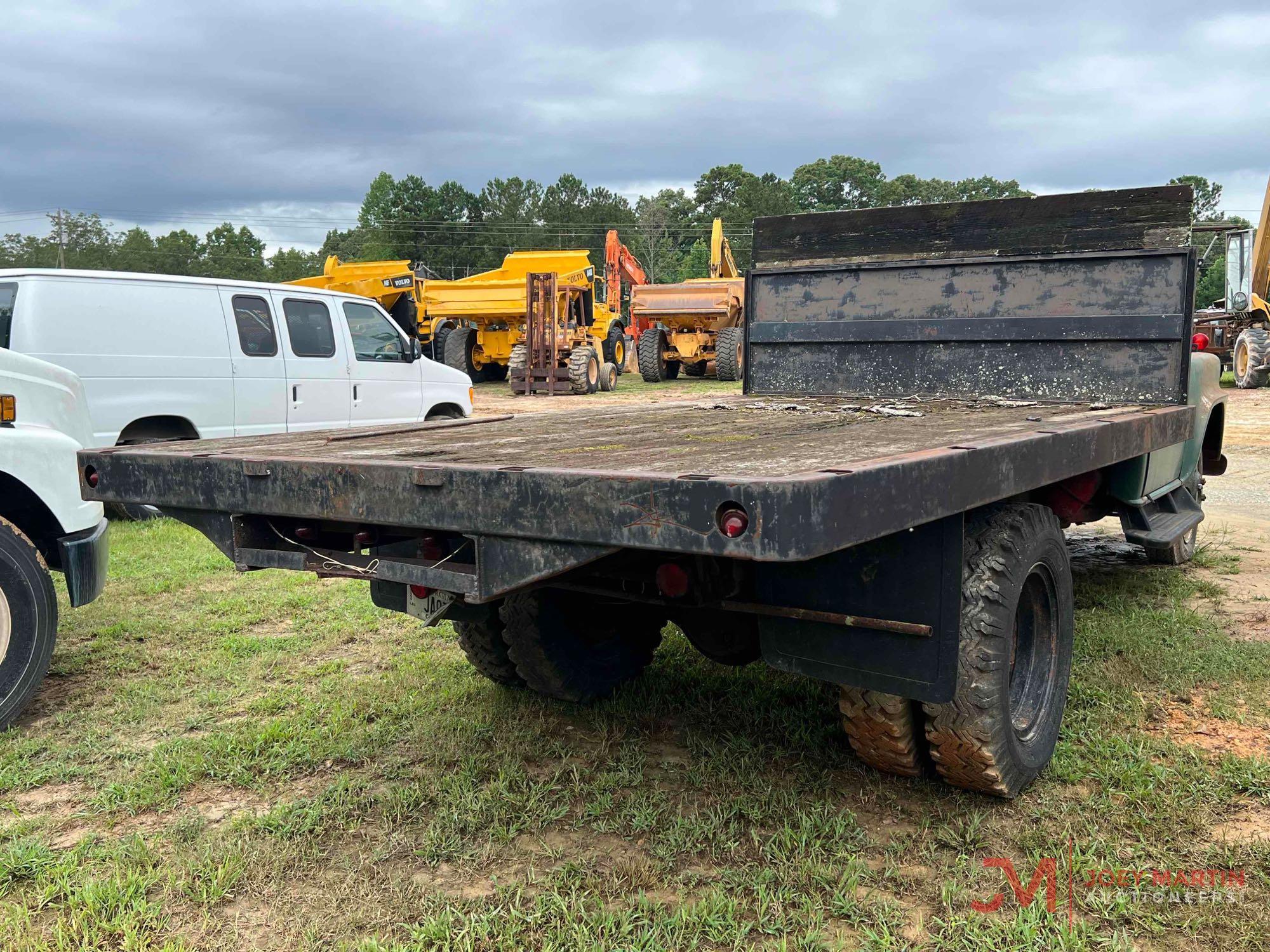 INTERNATIONAL HARVESTER FLAT BED/DUMP TRUCK