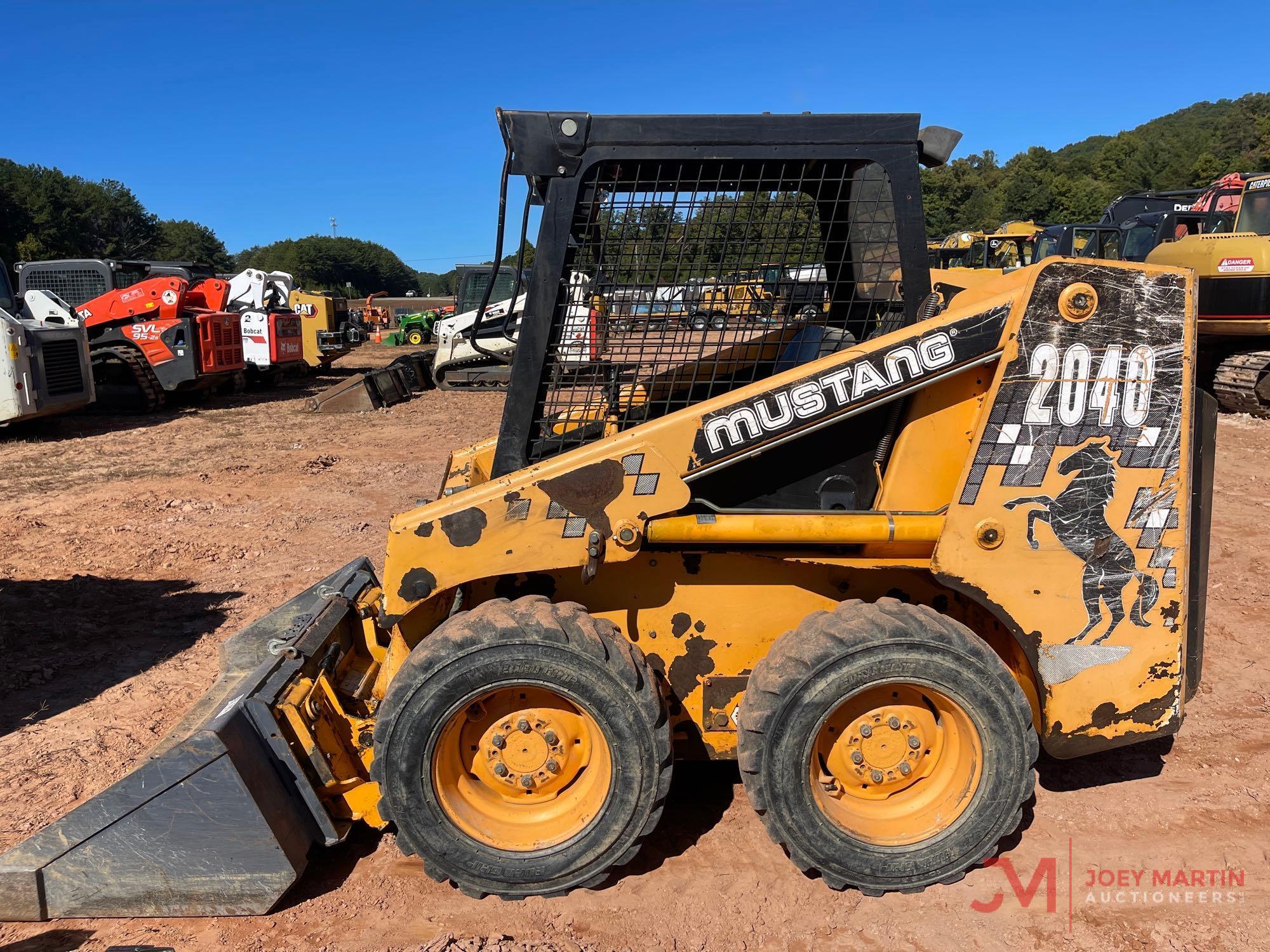 MUSTANG 2040 SKID LOADER