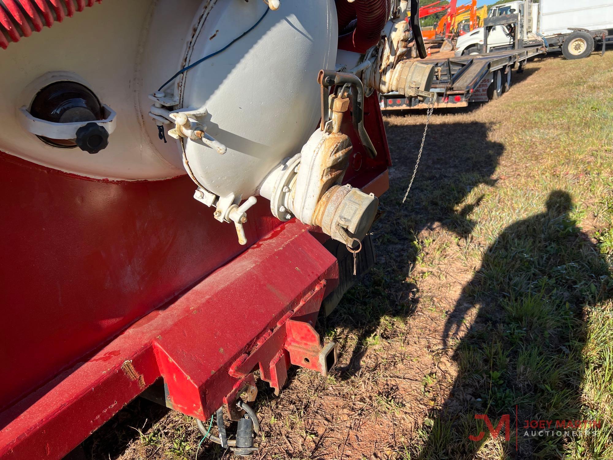 1998 INTERNATIONAL 4900 SEPTIC PUMP TRUCK