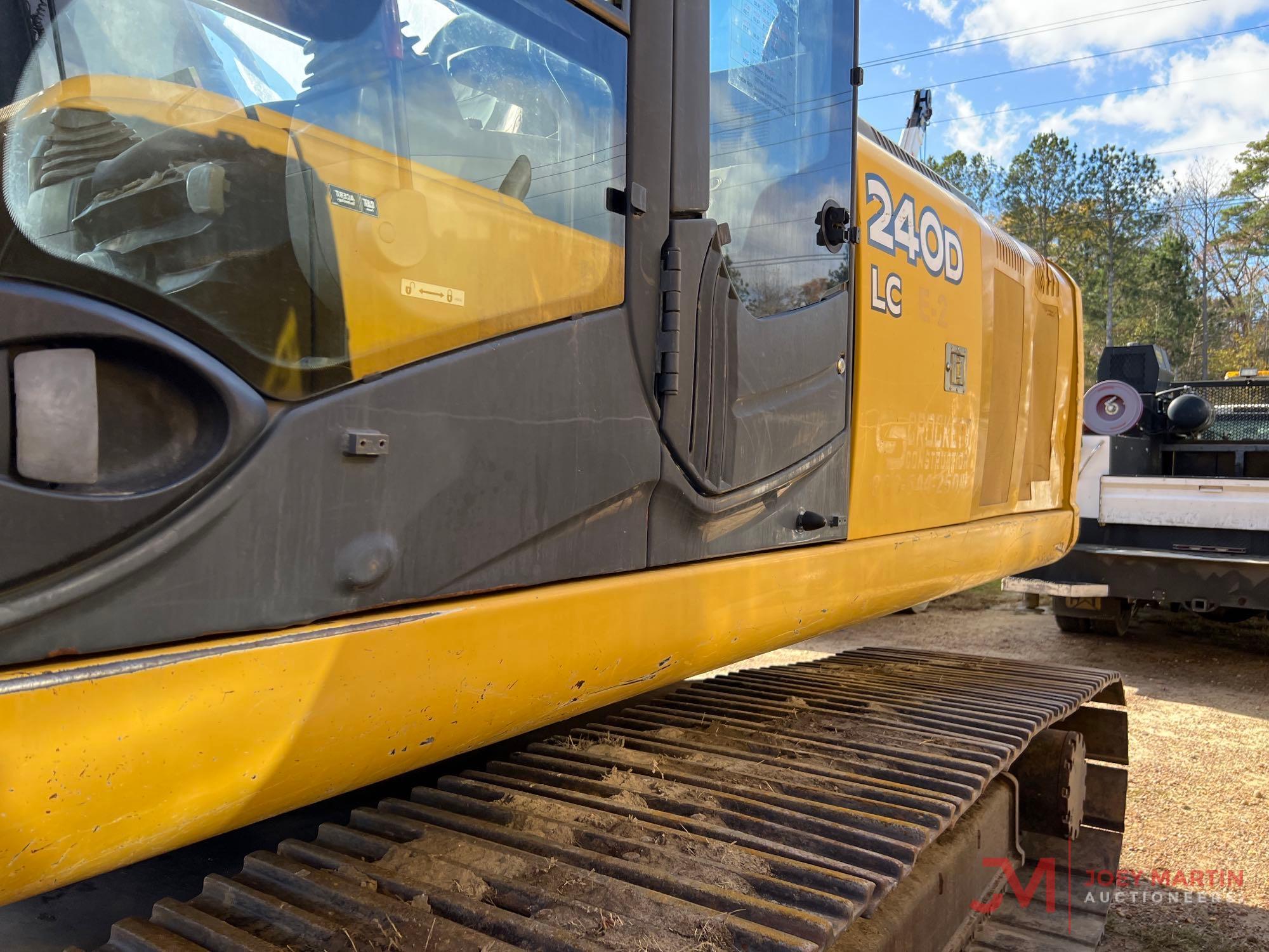 2010 DEERE 240D HYDRAULIC EXCAVATOR