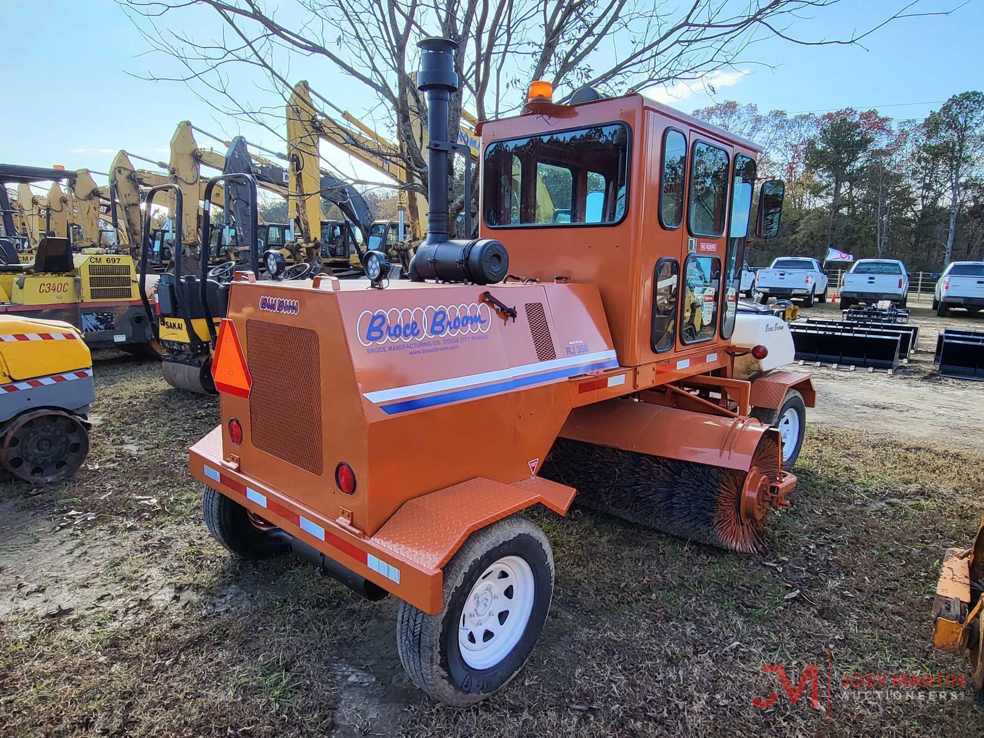 2009 BROCE RJ350 SELF PROPELLED SWEEPER