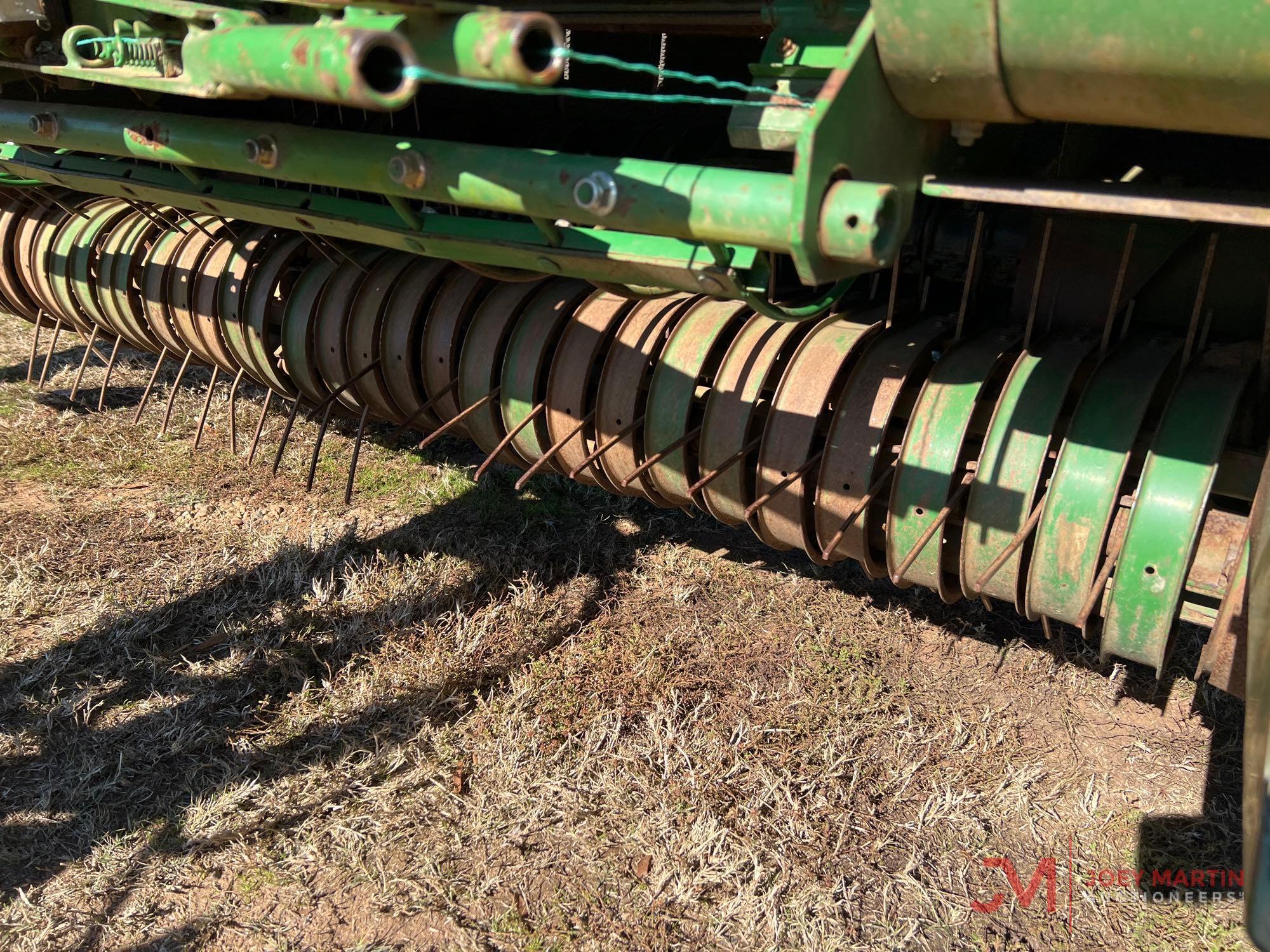 JOHN DEERE 567 MEGA WIDE ROUND BALER