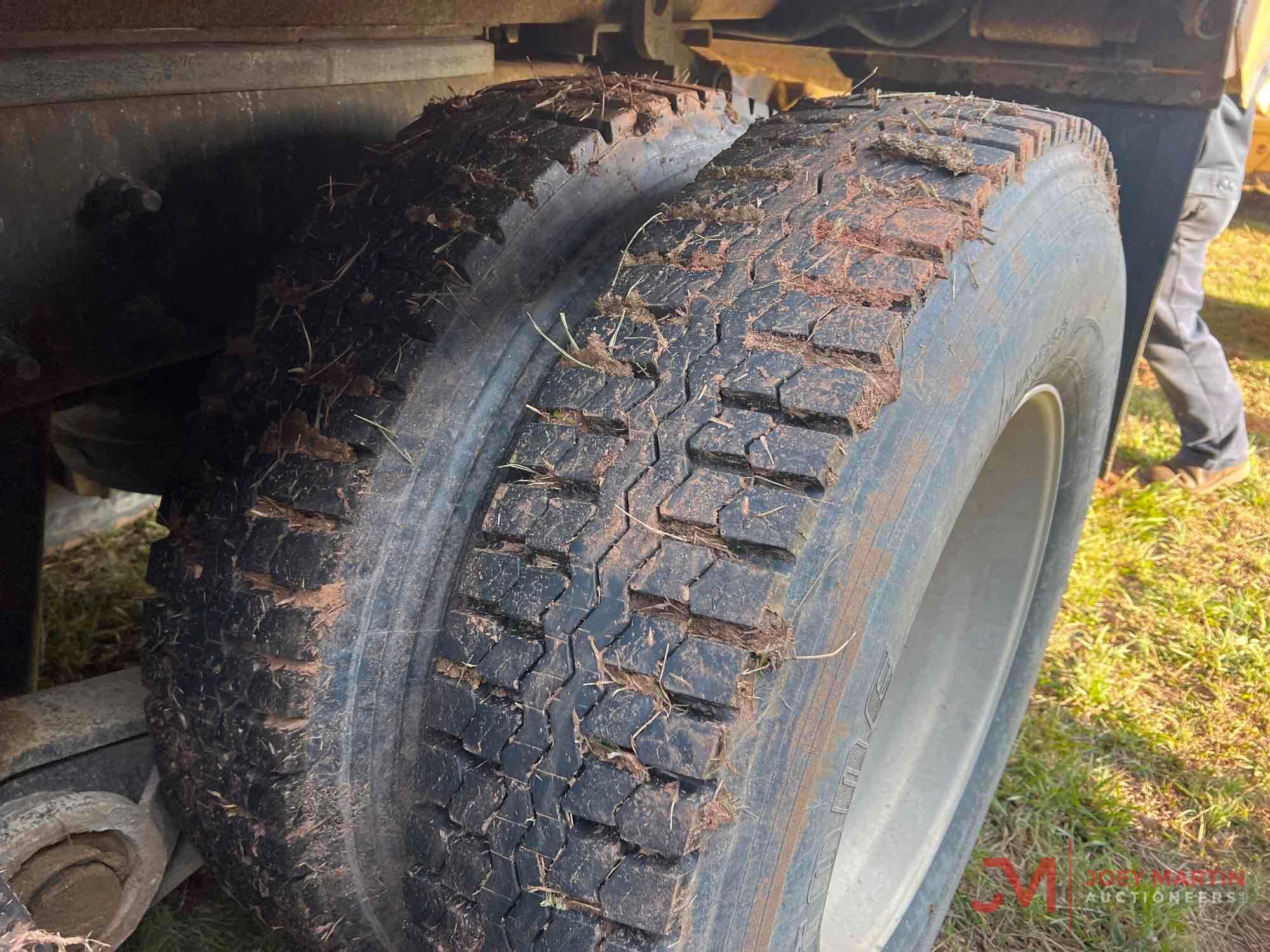 2001 MACK RD688S TRI-AXLE DUMP TRUCK