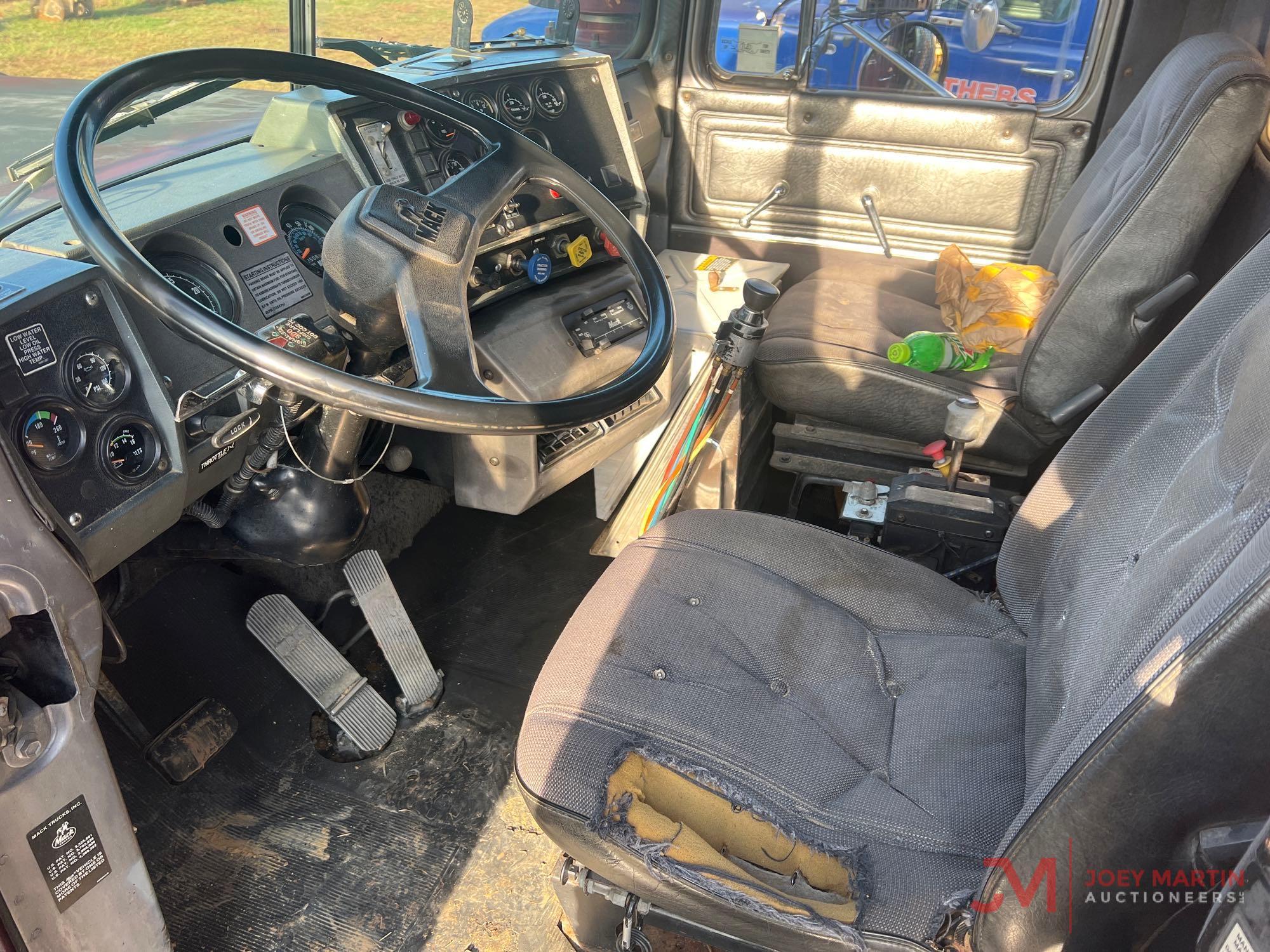 1989 MACK RD688S TRI-AXLE DUMP TRUCK