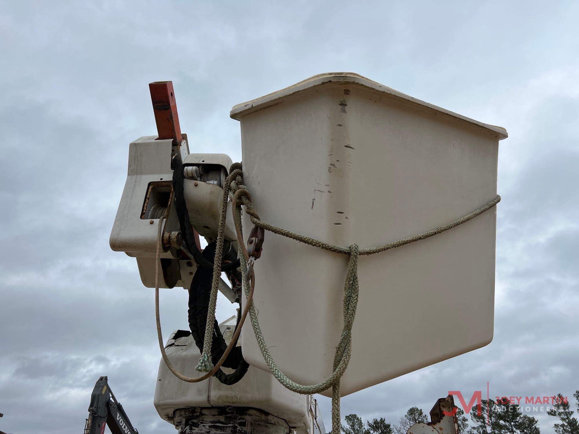 2004 INTERNATIONAL 7400 BUCKET TRUCK