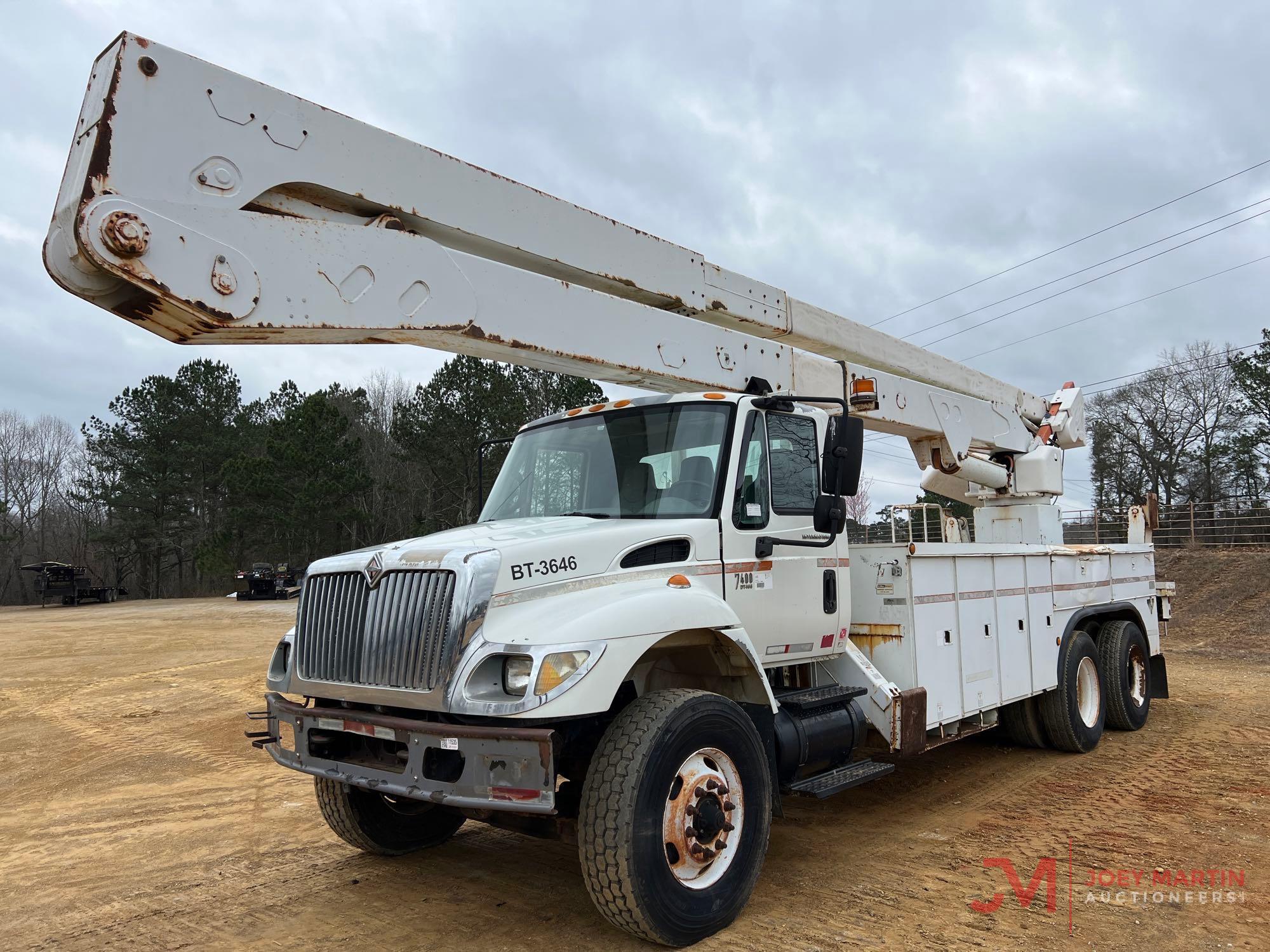 2004 INTERNATIONAL 7400 BUCKET TRUCK