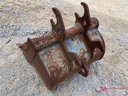 JOHN DEERE 24" SMOOTH EXCAVATOR BUCKET, COUPLER