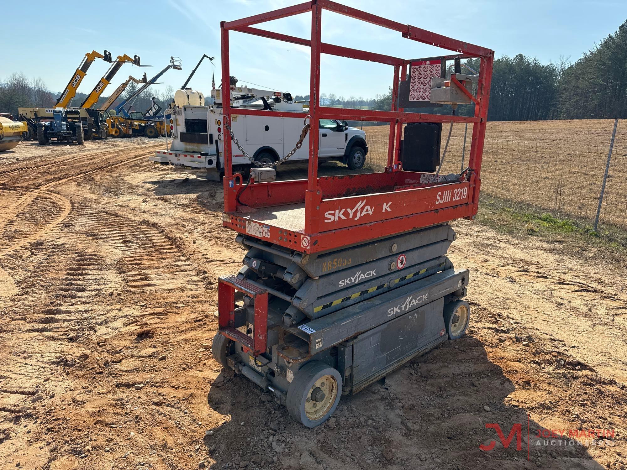 2014 SKYJACK SJIII-3219 SCISSOR LIFT