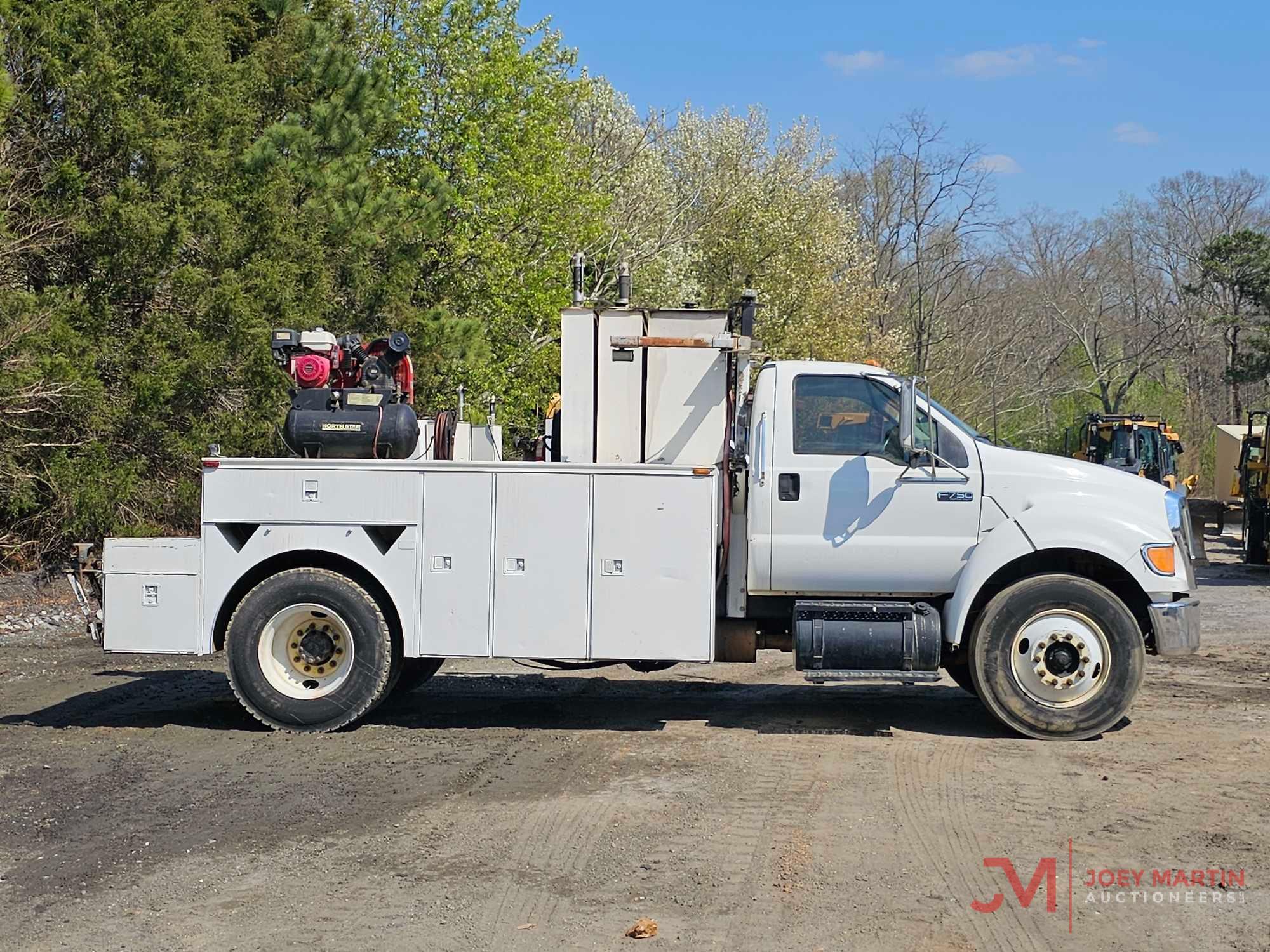 2006 FORD F-750 SUPERDUTY LUBE TRUCK