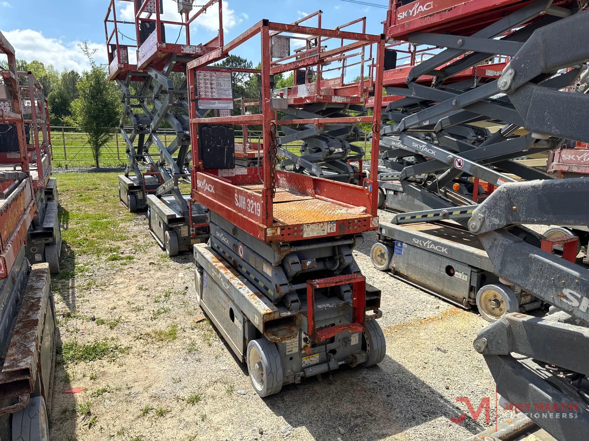 2015 SKYJACK SJIII 3219 SCISSOR LIFT