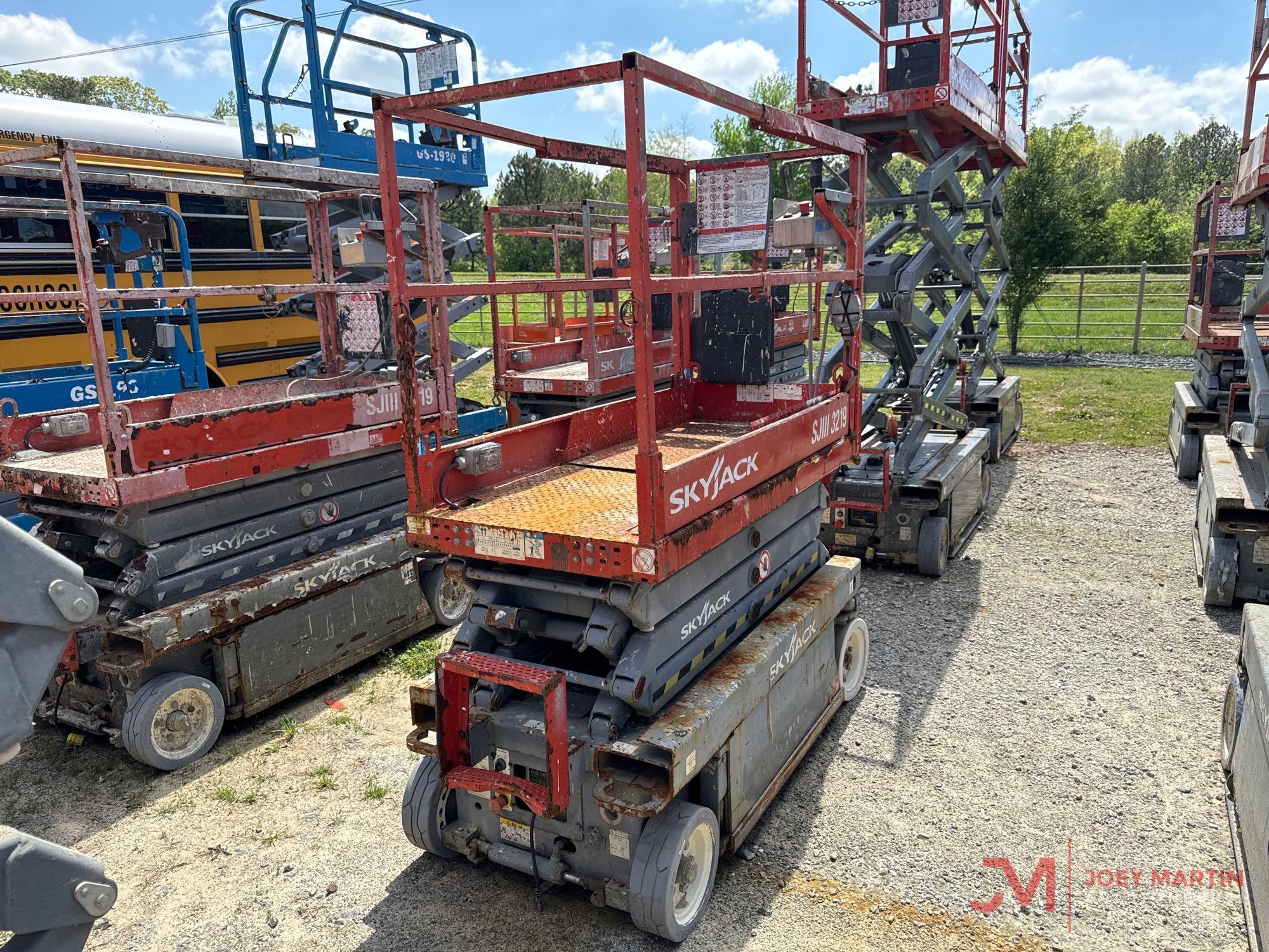 2015 SKYJACK SJIII 3219 SCISSOR LIFT