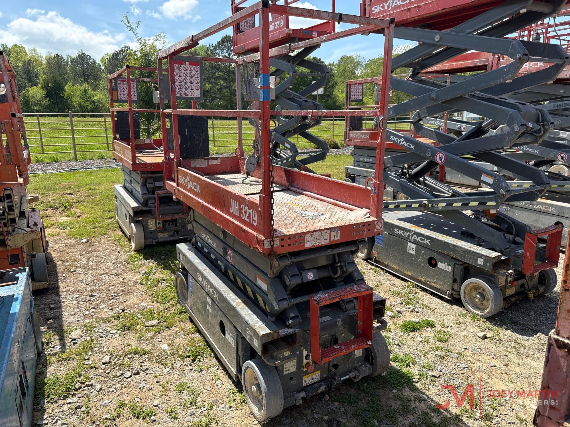 2016 SKYJACK SJIII 3219 SCISSOR LIFT