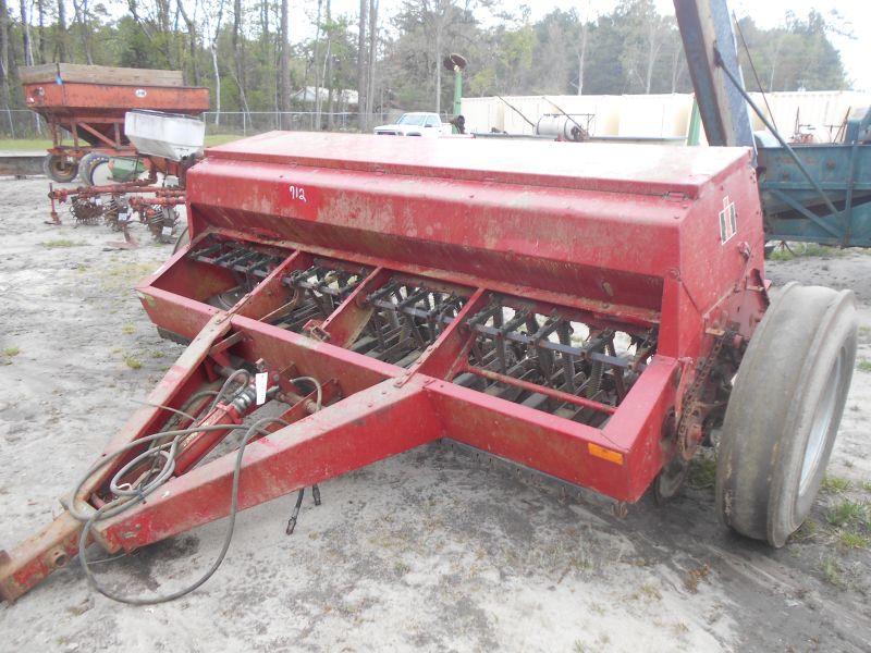 (6516)  International 5100 Grain Drill