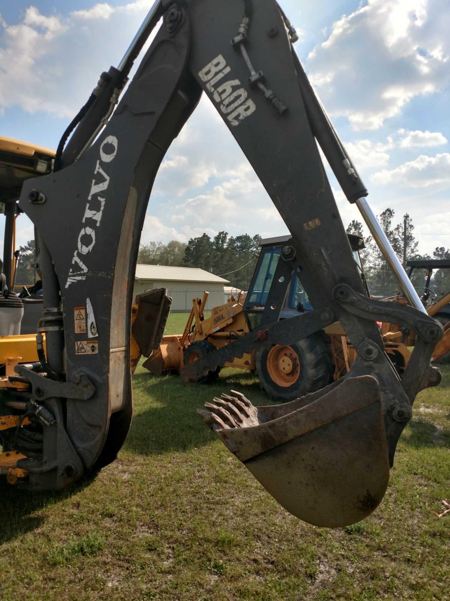 2012 VOLVO BL60B 4WD BACKHOE LOADER