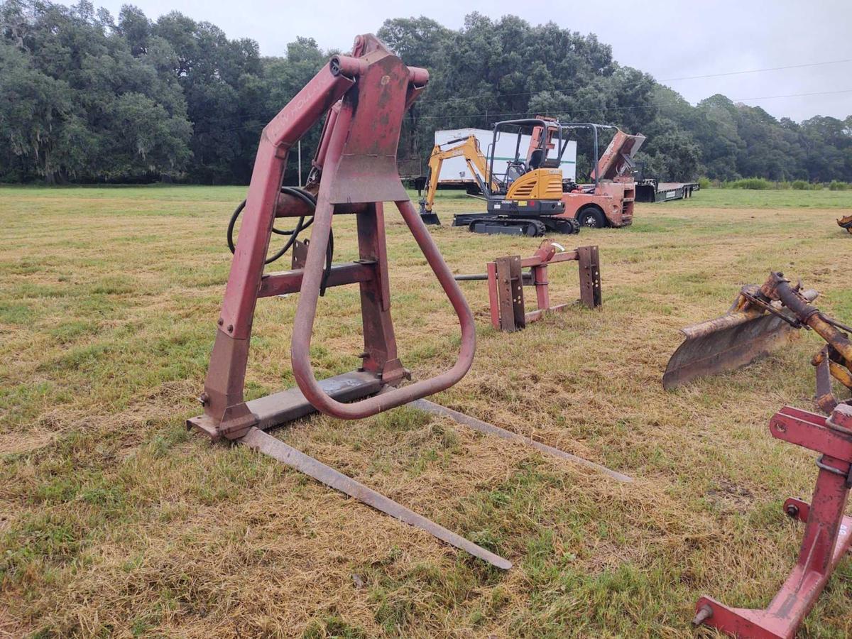 126 - HAY SQUEEZE ROUND BALE MOVER