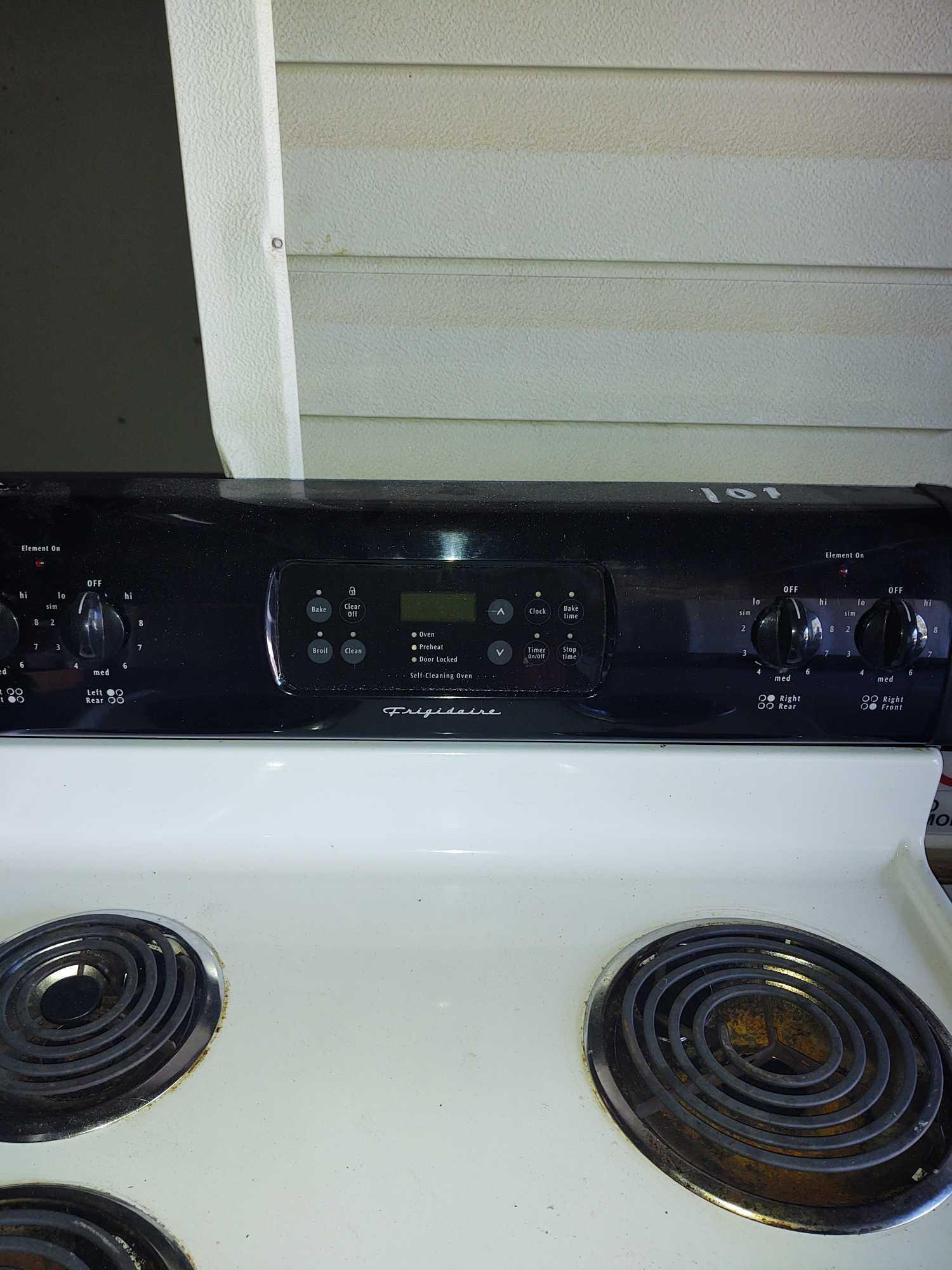FRIGIDAIRE 4 BURNER SLEF CLEANING OVEN STOVE