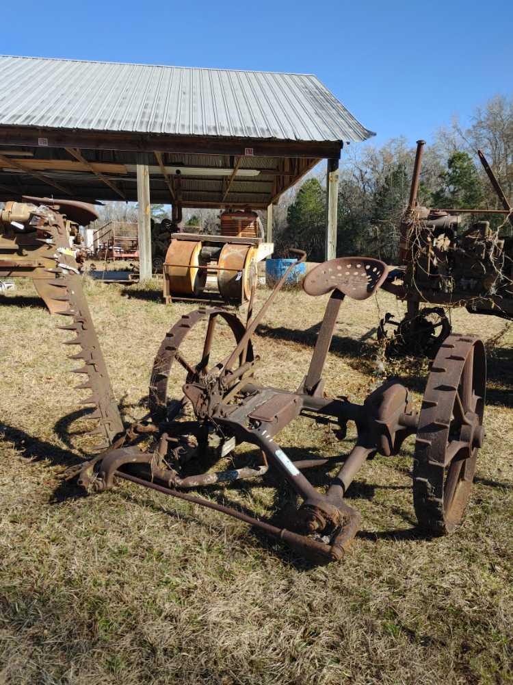 111 - McCORMICK INTERNATIONAL SICKLE MOWER,