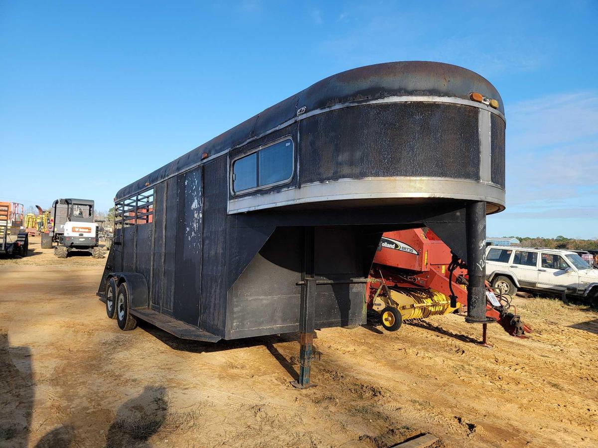 CHAPARRAL GN HORSE TRAILER