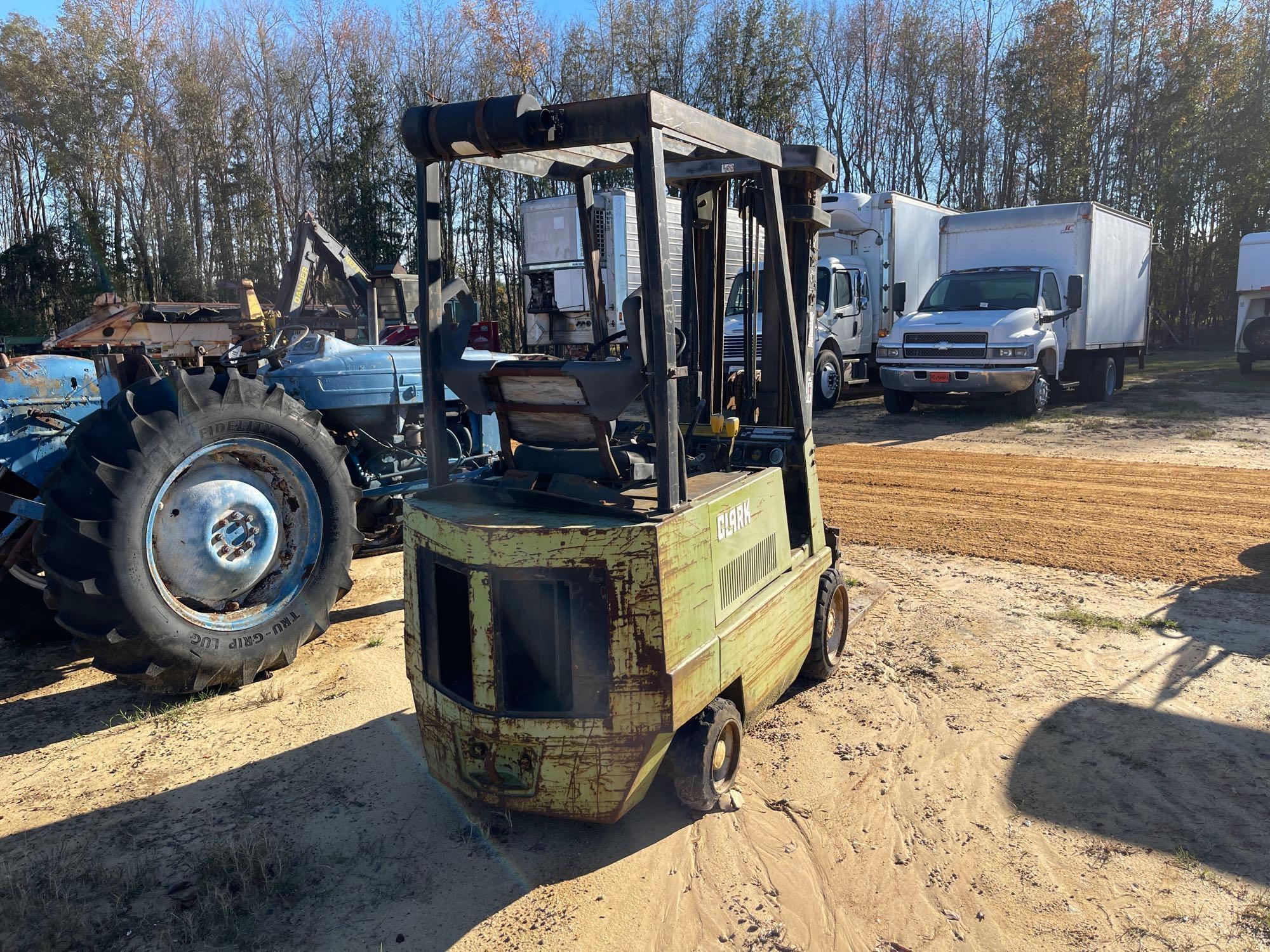 1209 - CLARK MODEL GCS17S FORK LIFT