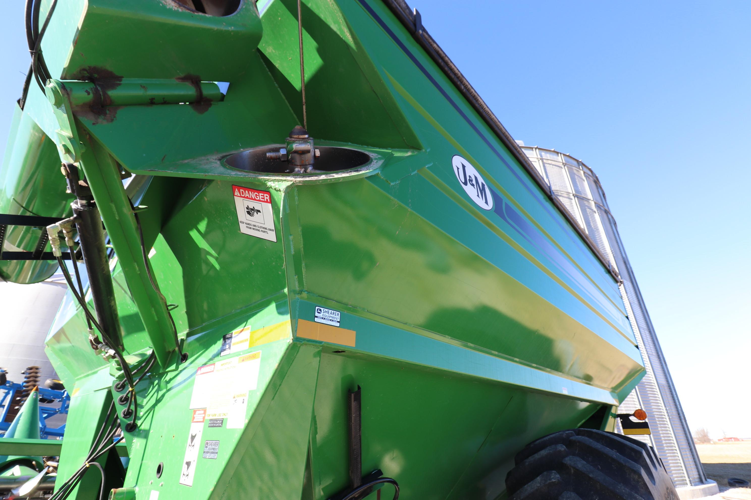 J&M Manufacturing 875 grain cart