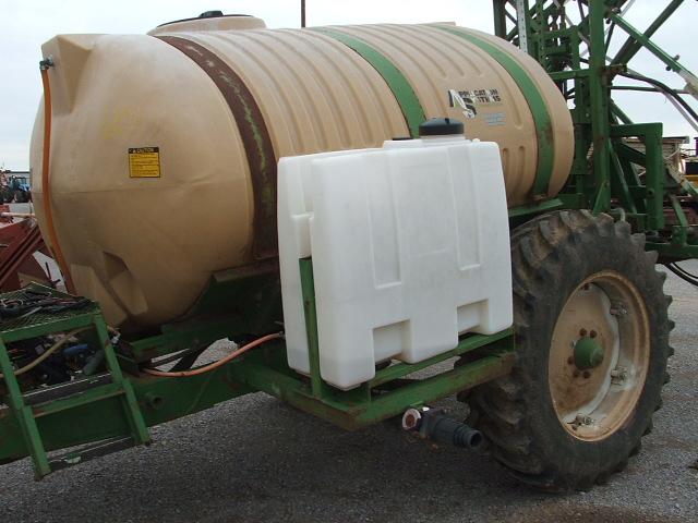 GREAT PLAINS 1000 GAL SPRAYER