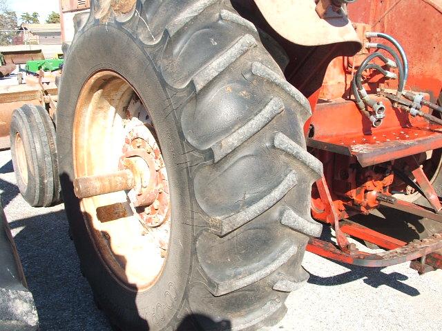 IH 806 WHEATLAND DIESEL TRACTOR WITH DOZER BLADE