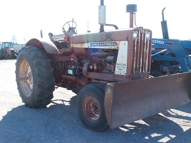 IH 806 WHEATLAND DIESEL TRACTOR WITH DOZER BLADE