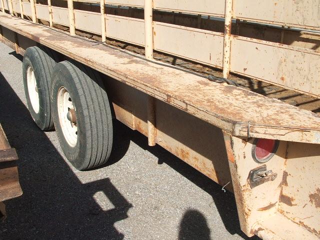 1991 CM 6'X24' GOOSENECK LIVESTOCK TRAILER