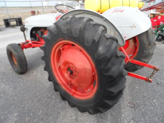 FORD 8N TRACTOR  RUNS & DRIVES