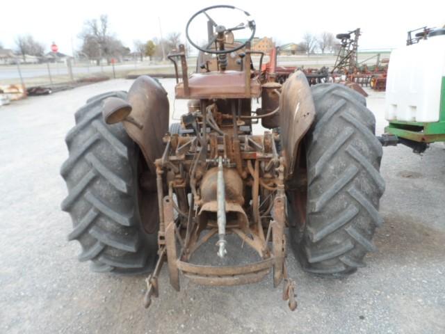 OLIVER 88 TRACTOR  RUNS & DRIVES