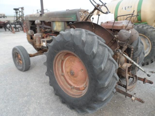OLIVER 88 TRACTOR  RUNS & DRIVES